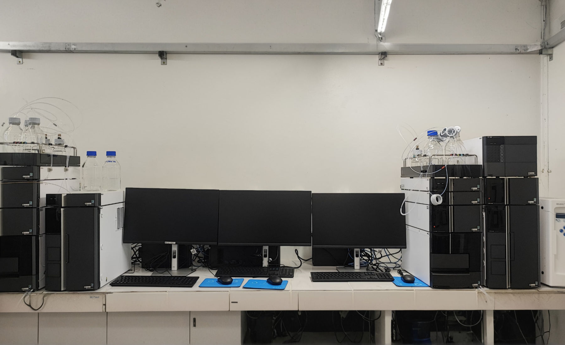 Laboratório com o espectrômetro de massas e o cromatógrafo
